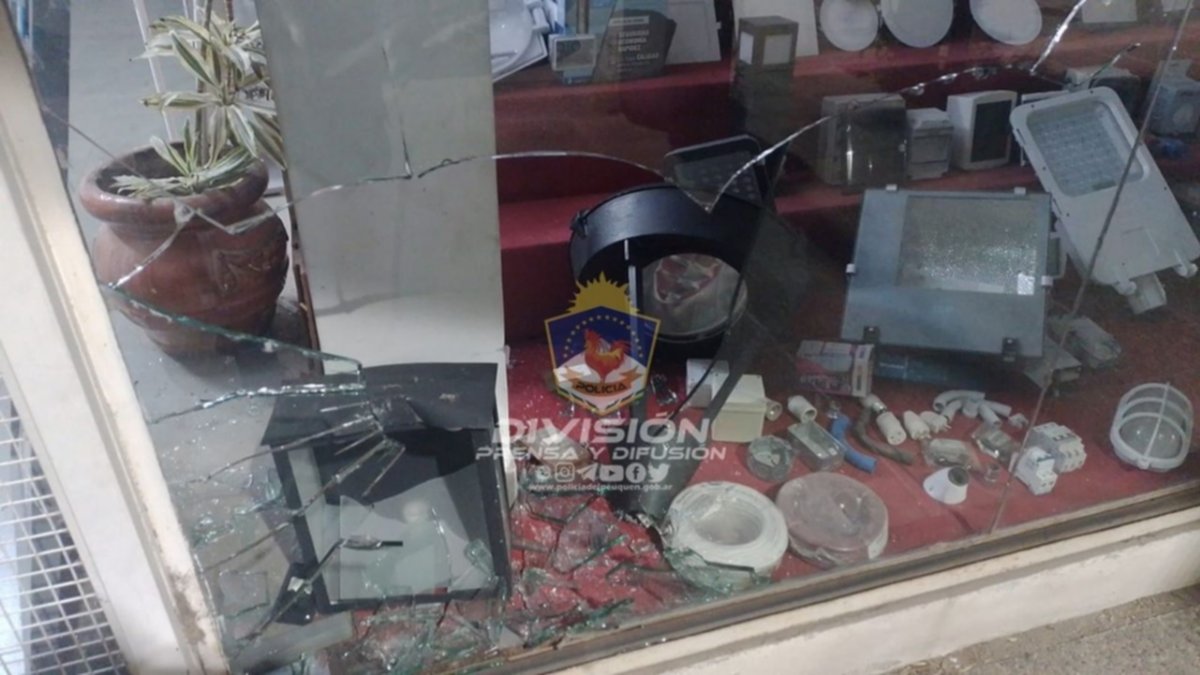 Reventaron la vidriera y robaron un comercio del Bajo