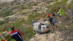 Volcó y lo rescataron los runners que estaban en la barda