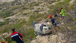 Volcó y lo rescataron los runners que estaban en la barda