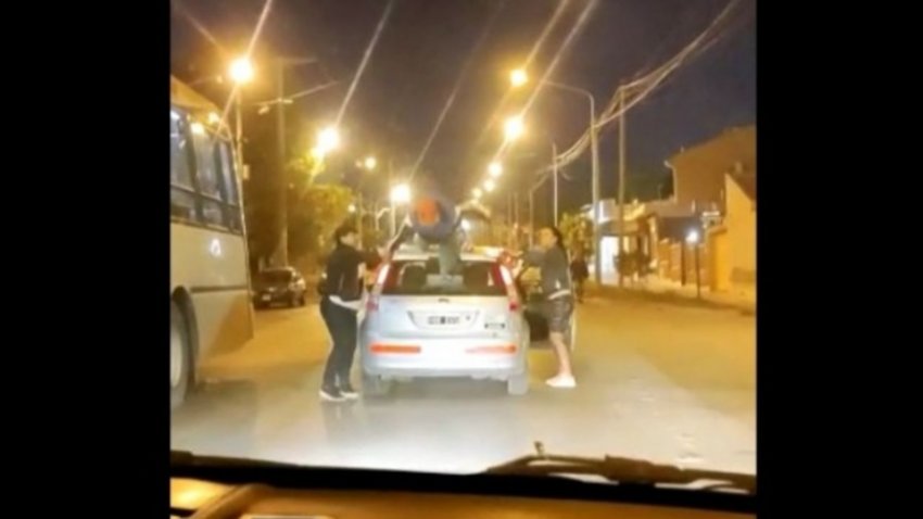 Neuquén: Fuera de sí se subió a los techos y destrozó varios autos en plena calle