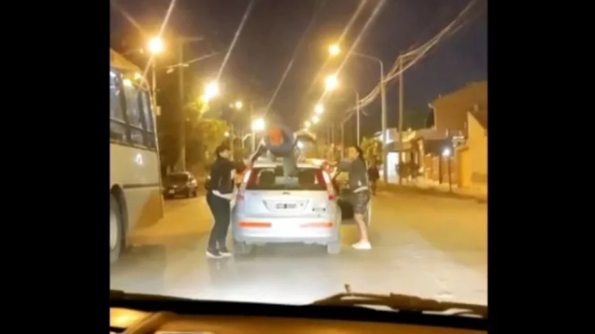 Neuquén: Fuera de sí se subió a los techos y destrozó varios autos en plena calle