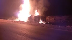 Un camión volcó y estalló en llamas en la ruta a Rincón