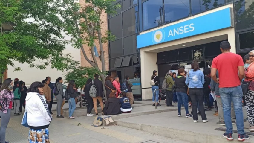 Largas colas en Neuquén para cobrar el bono de $45 mil de ANSES