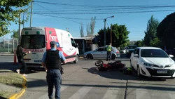 Oeste neuquino: fuerte choque entre una moto y un auto; lo salvó el casco
