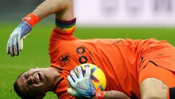Alarma: un golpe en la cabeza sacó a Dibu Martínez de la cancha