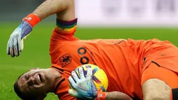 Alarma: un golpe en la cabeza sacó a Dibu Martínez de la cancha