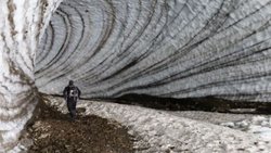 VIDEO: Entró a una cueva prohibida, se desprendió el hielo y lo aplastó