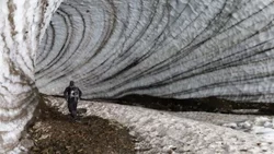 VIDEO: Entró a una cueva prohibida, se desprendió el hielo y lo aplastó