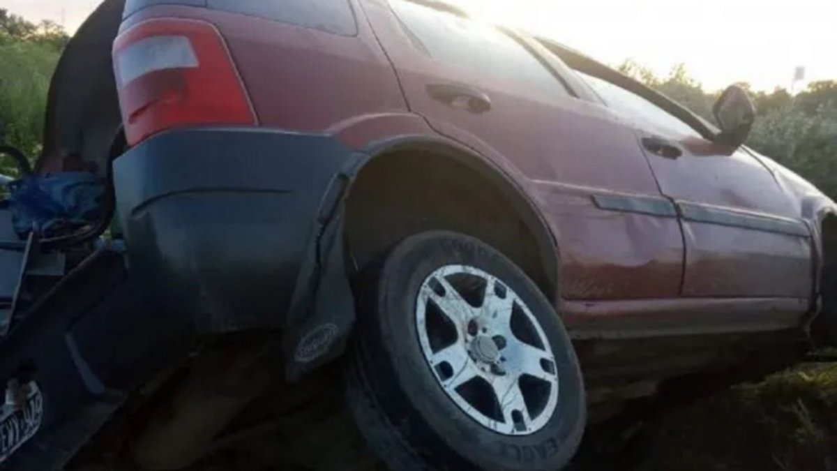 Tenía dos balazos en el pecho y su camioneta volcada