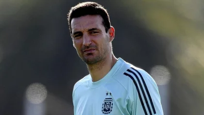 Scaloni achicó la lista a 32 integrantes y viajó a Qatar