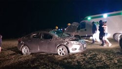 Se tragó la rotonda y volcó