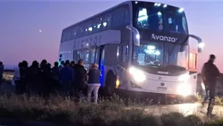 Dos hombres heridos tras impactar con un micro de turistas
