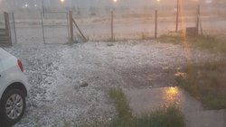 La lluvia y una manga de granizo oscurecieron la región