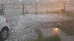 La lluvia y una manga de granizo oscurecieron la región