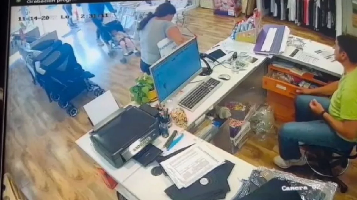 VIDEO: se descuidó y le robaron la mochila en un local del bajo neuquino