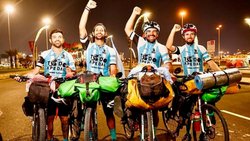 Locura Mundial: llegaron en bici a Qatar para alentar a Argentina