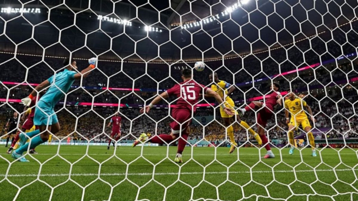 Ecuador debutó con un triunfo ante el local en la apertura