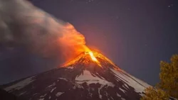 Elevaron a alerta amarilla al volcán Villarrica y organizan a la población