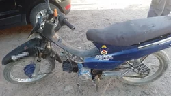 Iba en una moto "clonada" y tiró al piso al policía que lo seguía