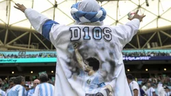 El mundo del fútbol homenajea a Diego en Qatar