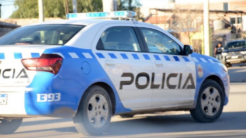 Apuntaron a un adolescente con un arma para robarle en frente de su casa