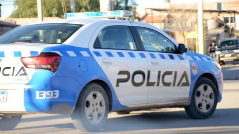 Apuntaron a un adolescente con un arma para robarle en frente de su casa