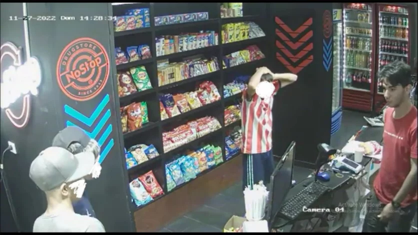 VIDEO: Menores asaltaron un kiosko y se llevaron hasta las figuritas