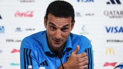 El emotivo abrazo de Scaloni con sus hijos en España