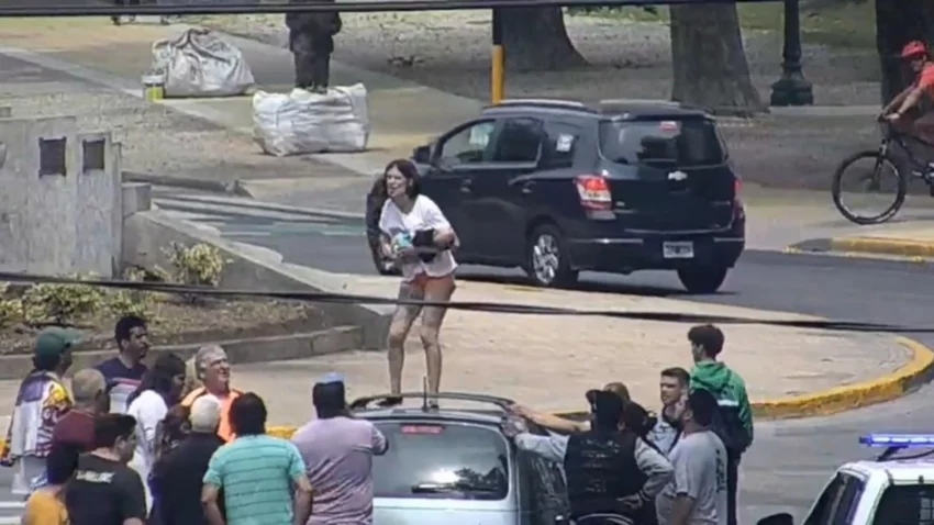 VIDEO: En un brote psicótico quiso tirar a su bebé desde el techo de un auto