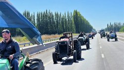 Productores realizan un tractorazo sobre la Ruta 22