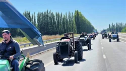 Productores realizan un tractorazo sobre la Ruta 22