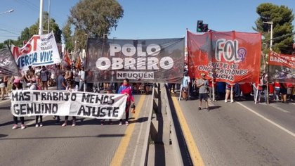 Neuquén: el corte de puentes se suma al acampe frente a casa de Gobierno