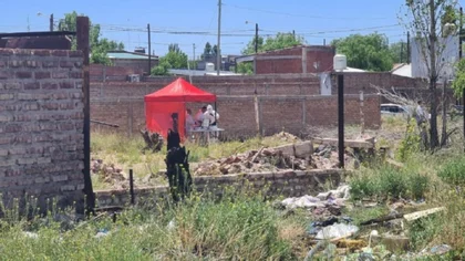 Matan a tiros a un joven y ocultan el cuerpo bajo escombros