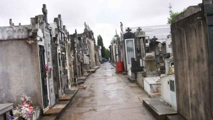 VIEO: Limpiaba el piso del cementerio y tuvo una tremenda experiencia paranormal
