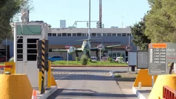 ¿Cuál es la historia del avión en la entrada al aeropuerto neuquino?