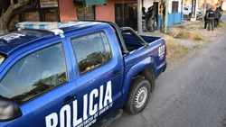 Balearon a una familia que mateaba en la puerta de su casa