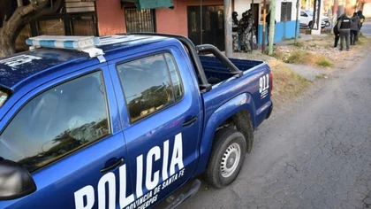 Balearon a una familia que mateaba en la puerta de su casa