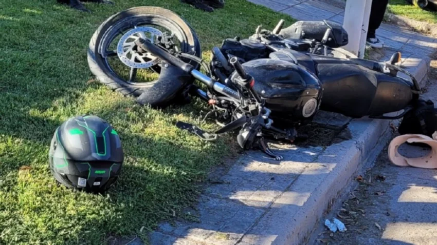 Motociclista perdió la vida al chocar contra un poste
