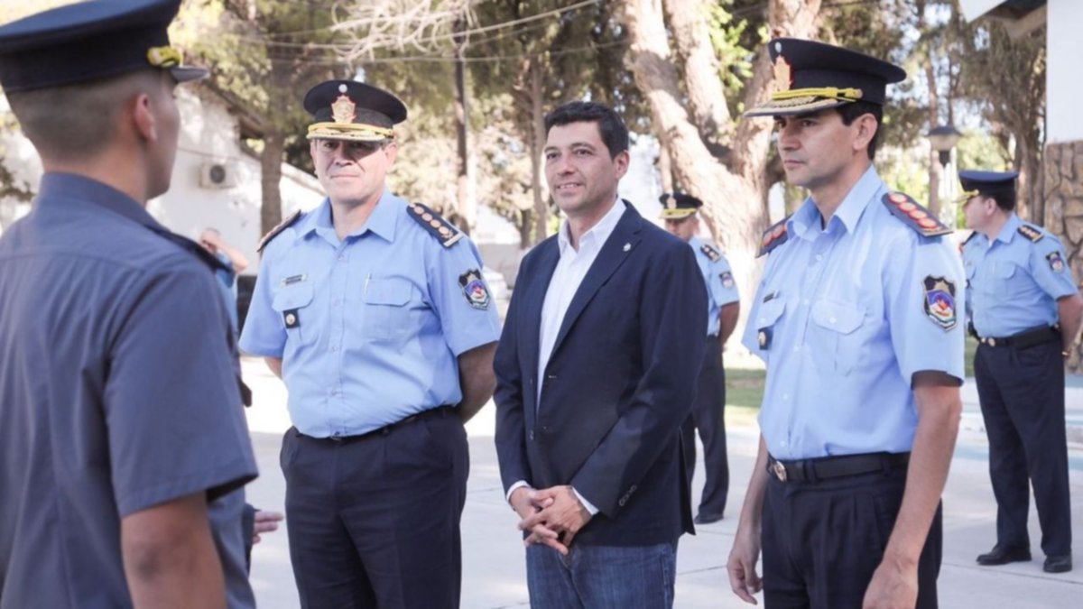 Koopmann entregó chalecos antibalas a los nuevos oficiales de la policía provincial