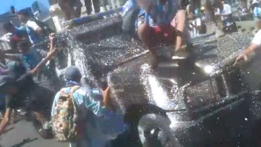 VIDEO: atacaron un vehículo de la Policía Federal