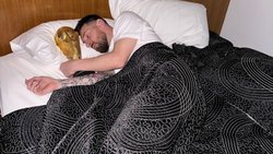 Sueño Cumplido: Messi durmió con la Copa del Mundo