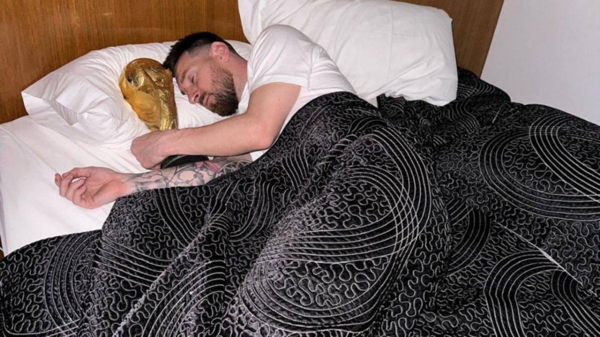 Sueño Cumplido: Messi durmió con la Copa del Mundo