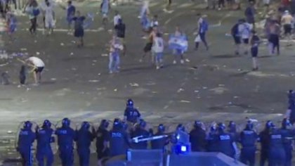 Tras los festejos, hinchas y policías se enfrentaron en el Obelisco