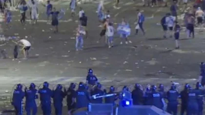 Tras los festejos, hinchas y policías se enfrentaron en el Obelisco