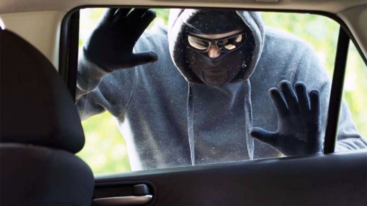 Dejó las llaves puestas y le robaron el auto: ¿qué dijo el seguro?