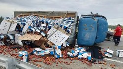 El vuelco de un camión llenó de fruta la rotonda del Tercer Puente