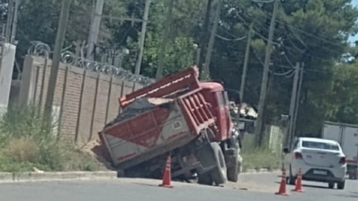 Un camión cayó a un pozo en Barrio Confluencia