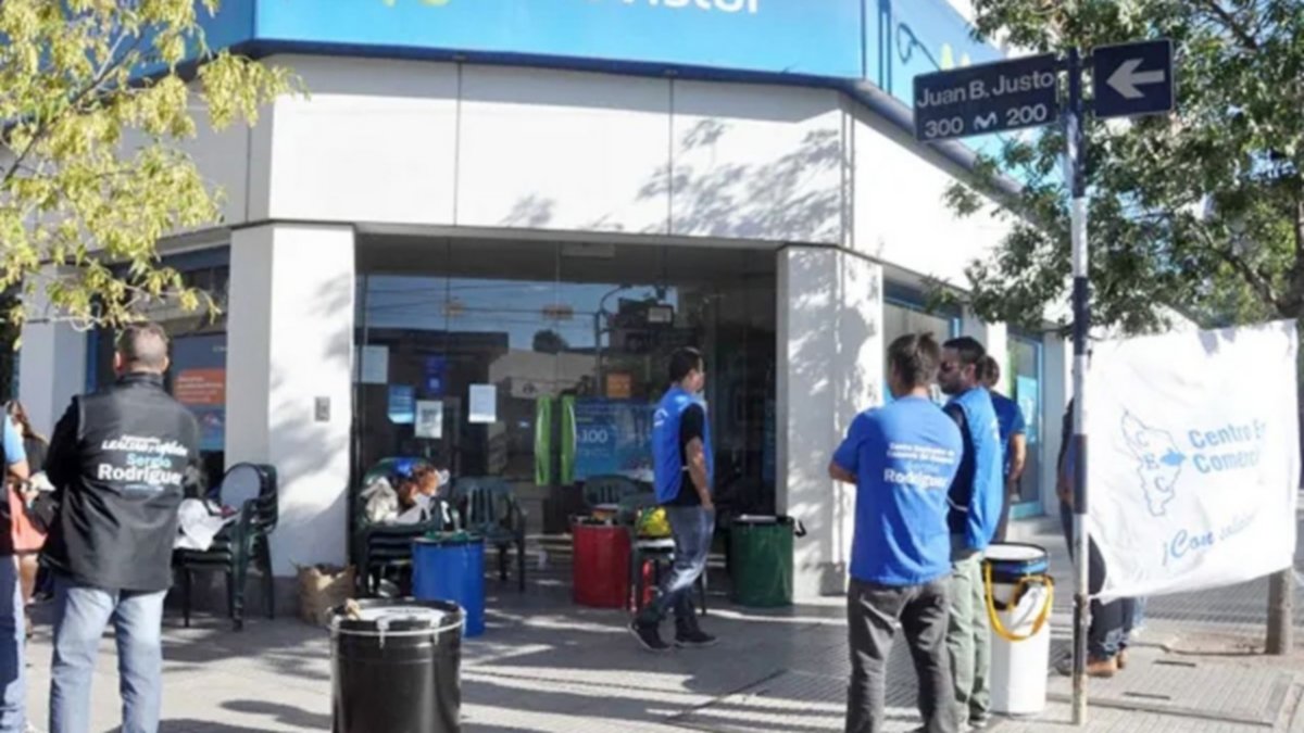 “Sacadísimo”, de una piña, rompió la puerta de un local en el centro Neuquino