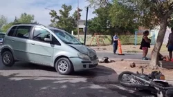 En contramano, chocaron contra un auto: dos heridos