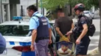 ¡No le importó nada! en pleno centro intentó robar cables de un tendido eléctrico